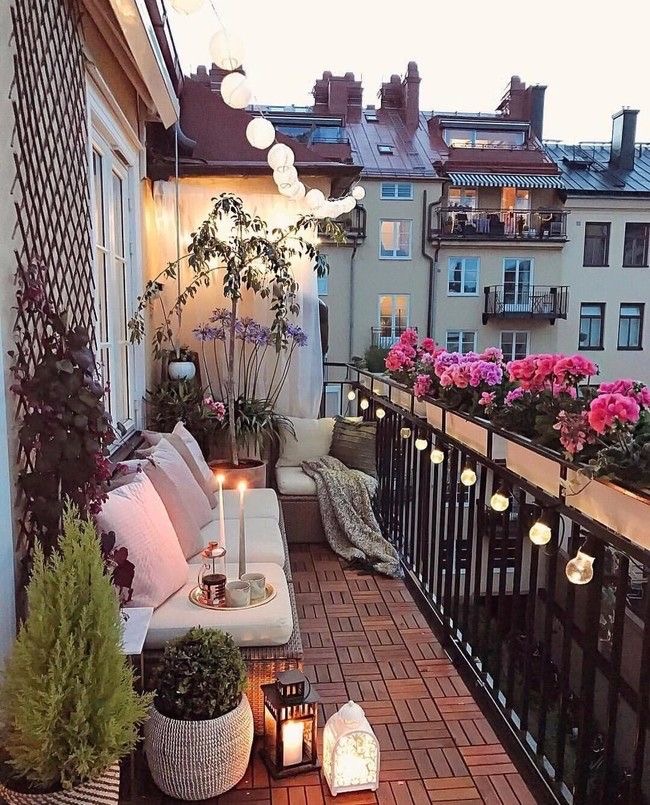 Un balcón con flores y plantas.