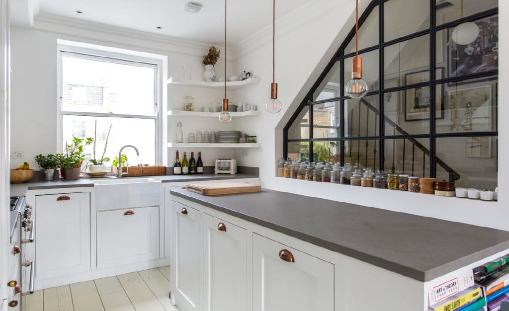 Una cocina con bombillas colgantes. – Interiores Chic | Blog de