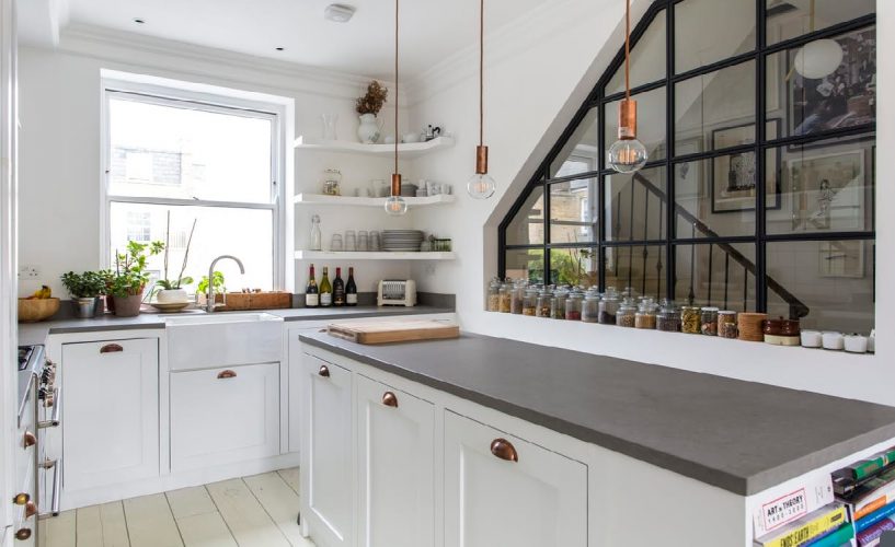 Una cocina con bombillas colgantes. – Interiores Chic | Blog de