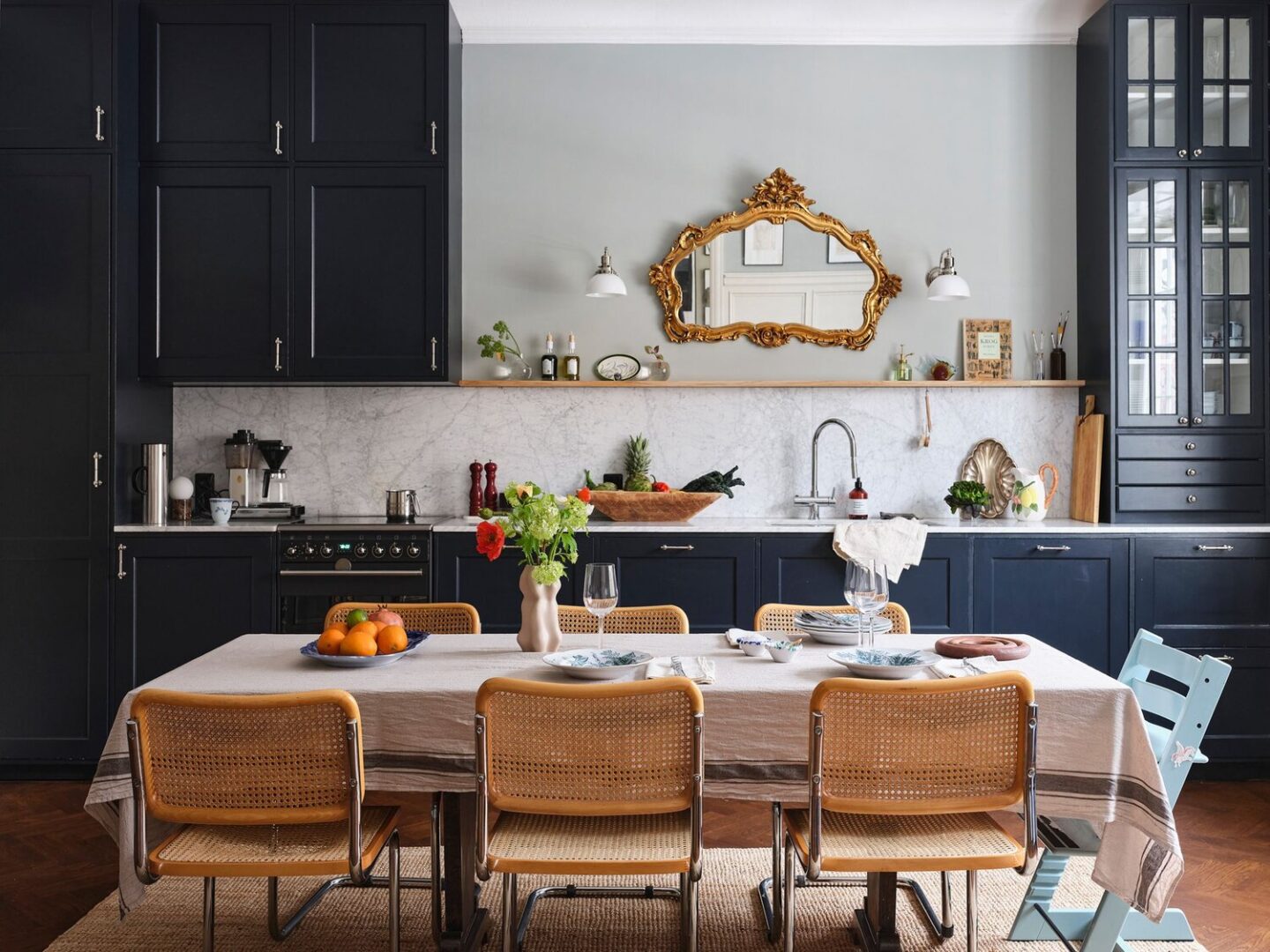 Un espejo vintage en la cocina. – Interiores Chic | Blog de decoración