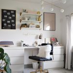 Decora una zona de estudio en blanco y oro.