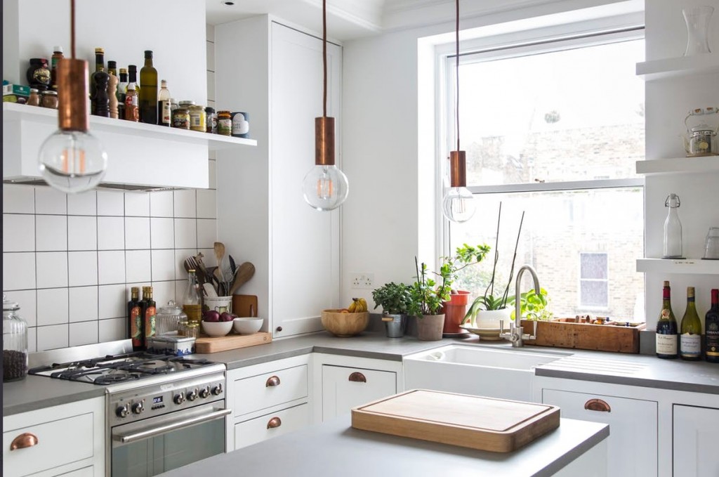 Una cocina con bombillas colgantes. – Interiores Chic | Blog de