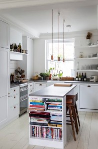 Una cocina con bombillas colgantes. – Interiores Chic | Blog de