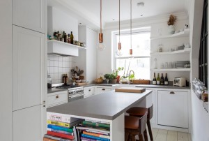 Una cocina con bombillas colgantes. – Interiores Chic | Blog de