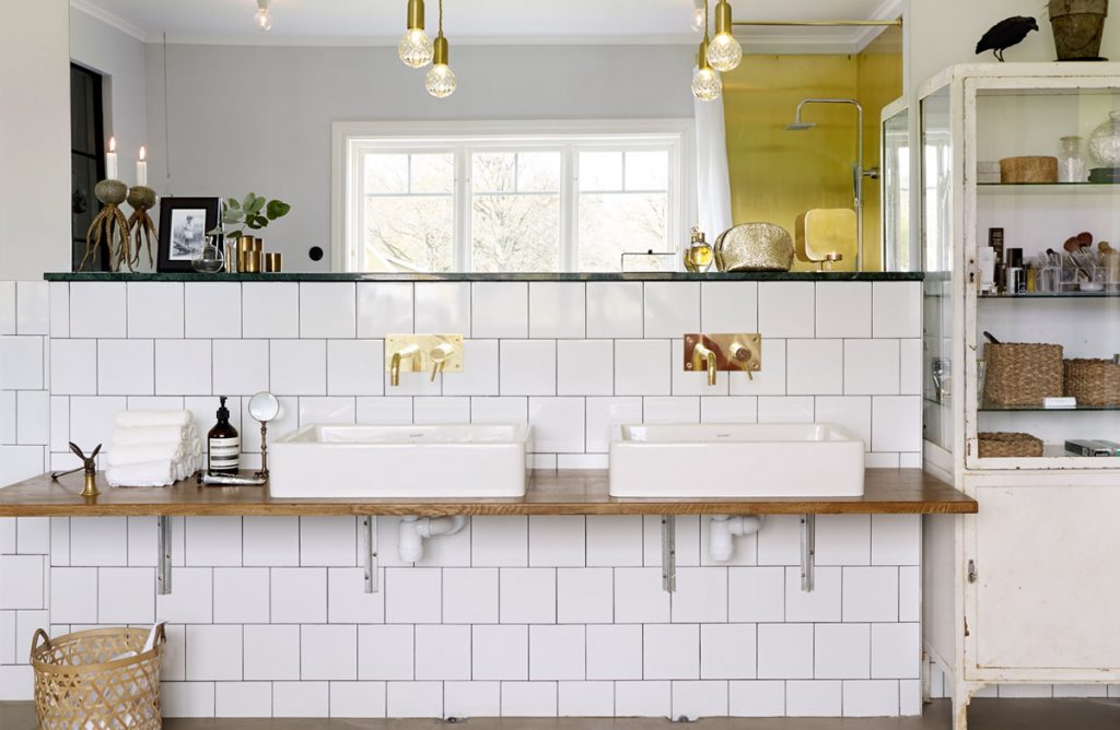 Un baño de lujo en bronces y mármol verde. – Interiores Chic | Blog de