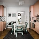 Evoca el estilo más retro con una cocina rosa.