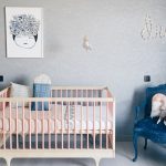 Maderas y ratán para decorar una habitación de bebé.