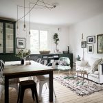 Decorar con bombillas colgantes.
