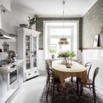 Decora tu cocina con papel pintado y una bonita vitrina.