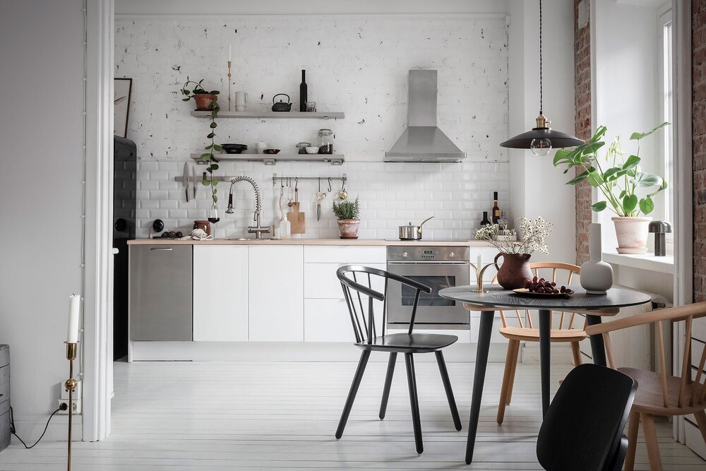 Un luminoso apartamento escandinavo con paredes de ladrillo a la vista. – Interiores Chic | Blog
