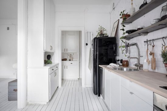 Un luminoso apartamento escandinavo con paredes de ladrillo a la vista