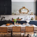 Un espejo vintage en la cocina.