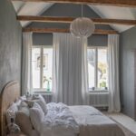 Una habitación abuhardillada moderna con aires suizos.